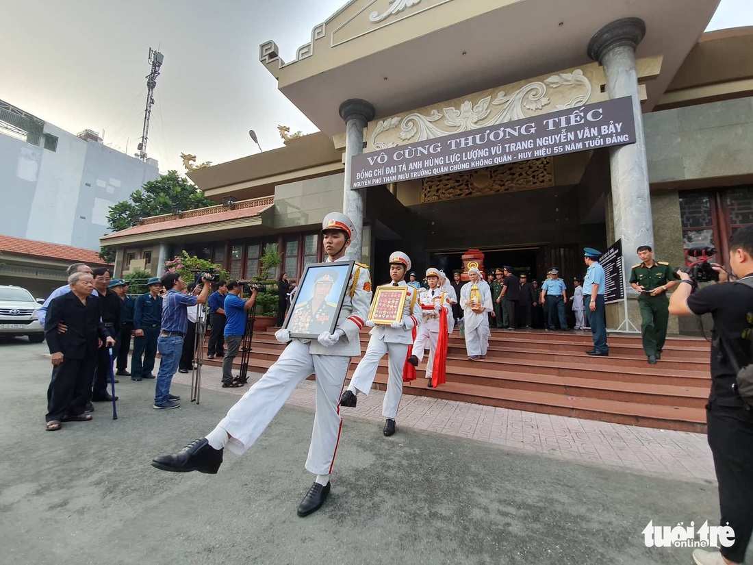 Tiễn đưa phi công phi thường Nguyễn Văn Bảy về quê nhà Lai Vung - Ảnh 1.