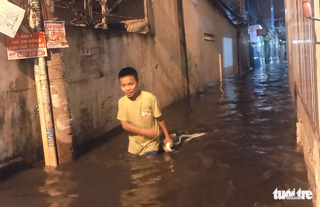 Vỡ bờ bao tại quận 8, hàng trăm hộ dân ngập chìm trong nước - Ảnh 2.