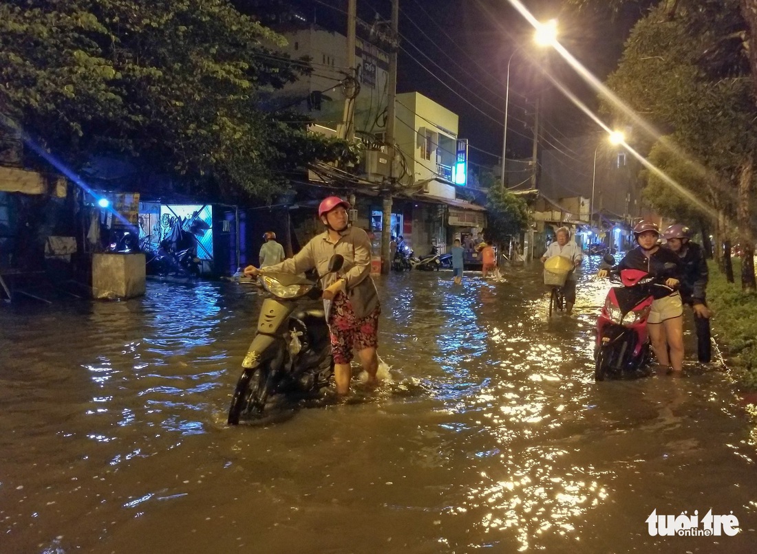 Vỡ bờ bao tại quận 8, hàng trăm hộ dân ngập chìm trong nước - Ảnh 6.