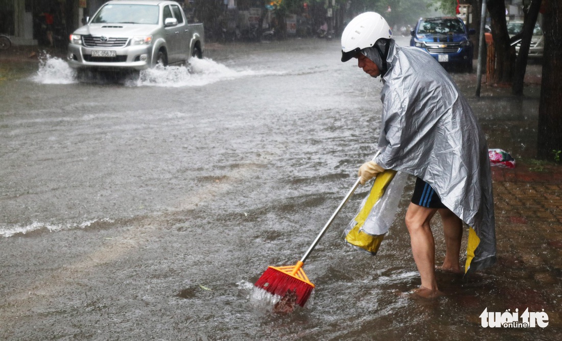 TP Vinh mưa xối xả ngập đường, phụ huynh vất vả đưa con đến trường - Ảnh 8.