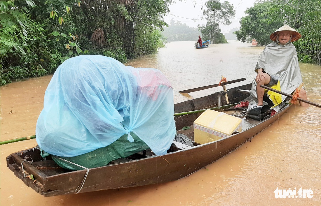 Dân vùng lũ Hà Tĩnh co ro chờ nước rút từng giờ - Ảnh 2.