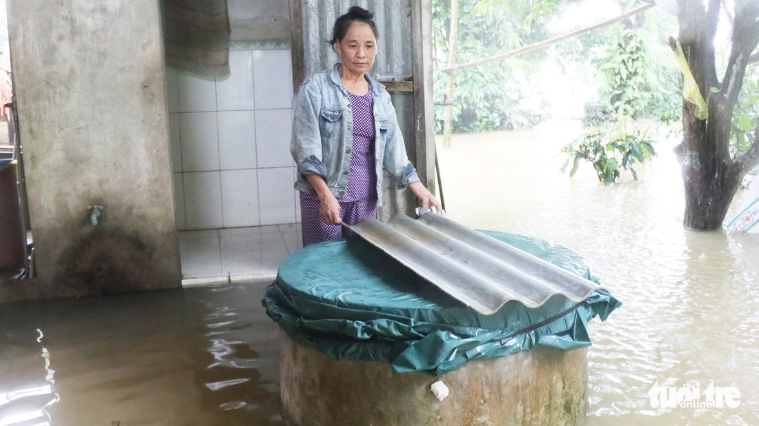 Dân vùng lũ Hà Tĩnh co ro chờ nước rút từng giờ - Ảnh 9.