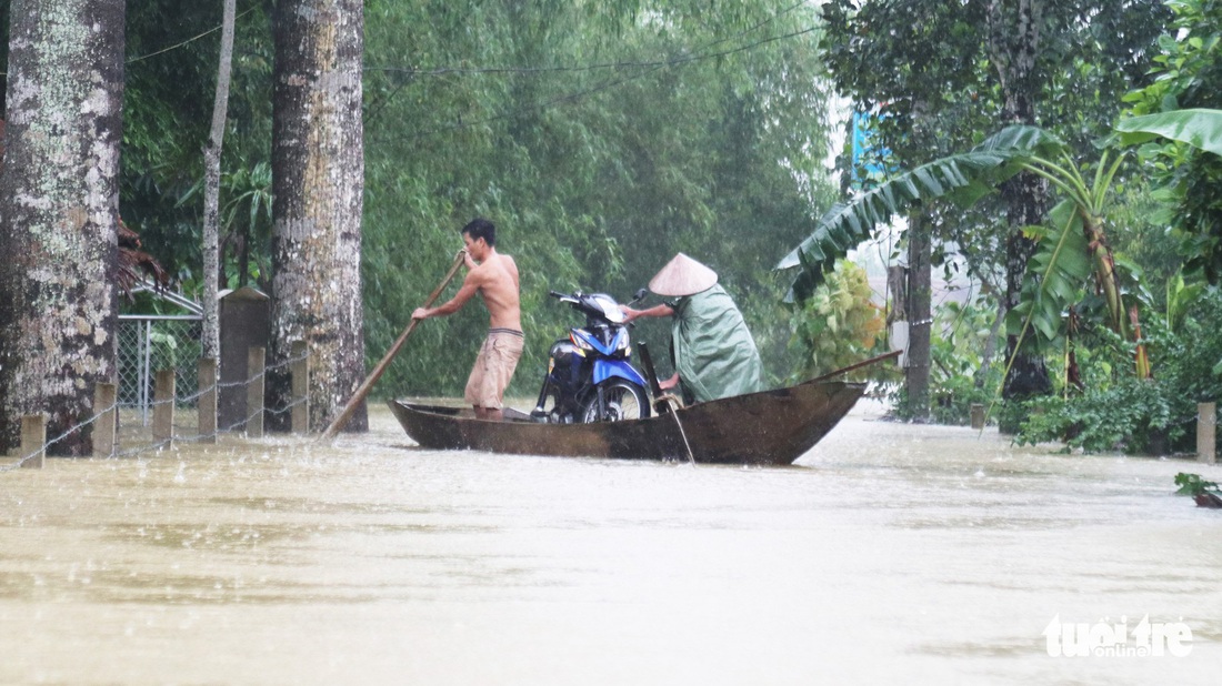 Dân vùng lũ Hà Tĩnh co ro chờ nước rút từng giờ - Ảnh 7.