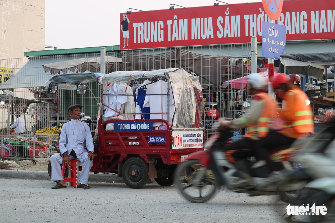 Xe quần áo giá 0 đồng của ông bà Tư - Ảnh 11.