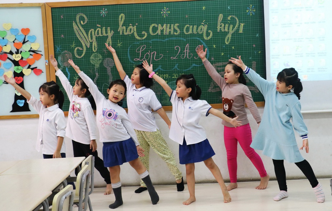 Học trò tiểu học tổ chức họp các bố mẹ - Ảnh 2.