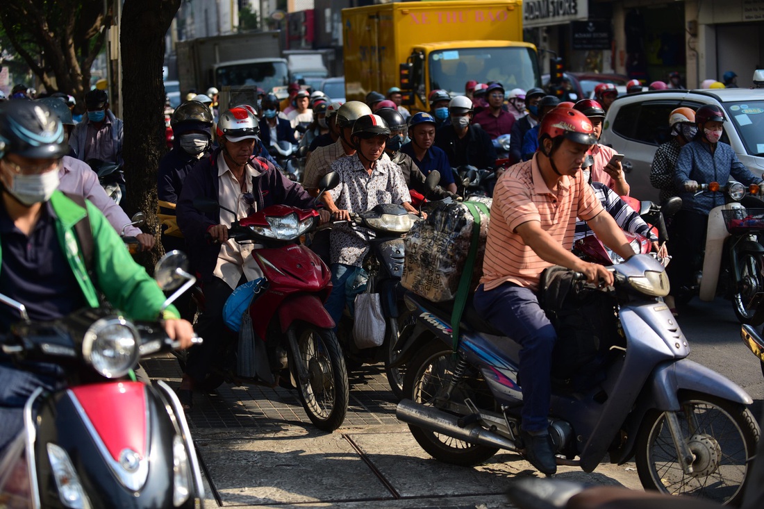 Ken đặc người xe đường Sài Gòn những ngày giáp tết - Ảnh 5. Ken đặc người xe đường Sài Gòn những ngày giáp tết - Ảnh 5.