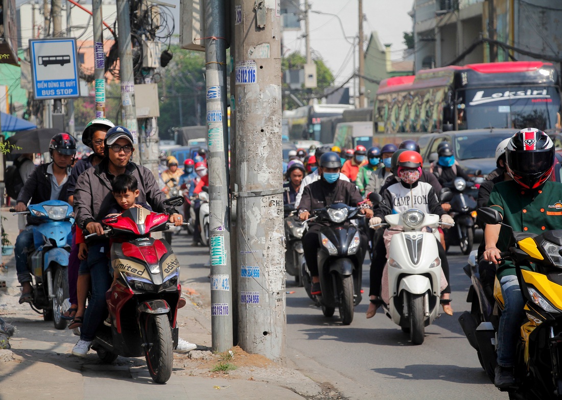 Ken đặc người xe đường Sài Gòn những ngày giáp tết - Ảnh 8. Ken đặc người xe đường Sài Gòn những ngày giáp tết - Ảnh 8.