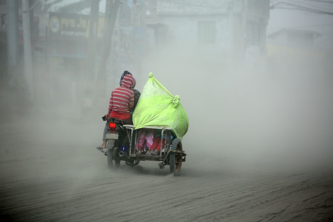 Bụi mù vì núi lửa, Philippines nghiêm cấm nâng giá khẩu trang trục lợi - Ảnh 2.