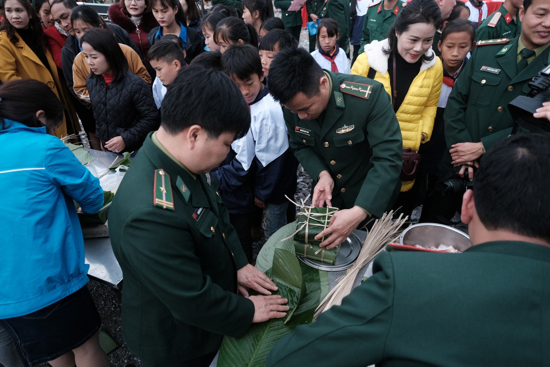 Bánh chưng xanh ấm áp tình quân dân biên giới - Ảnh 5.