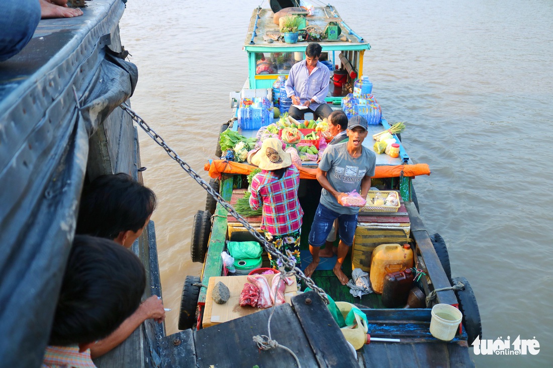 Vượt dòng Cửu Long, ghe hoa về phố - Ảnh 4.