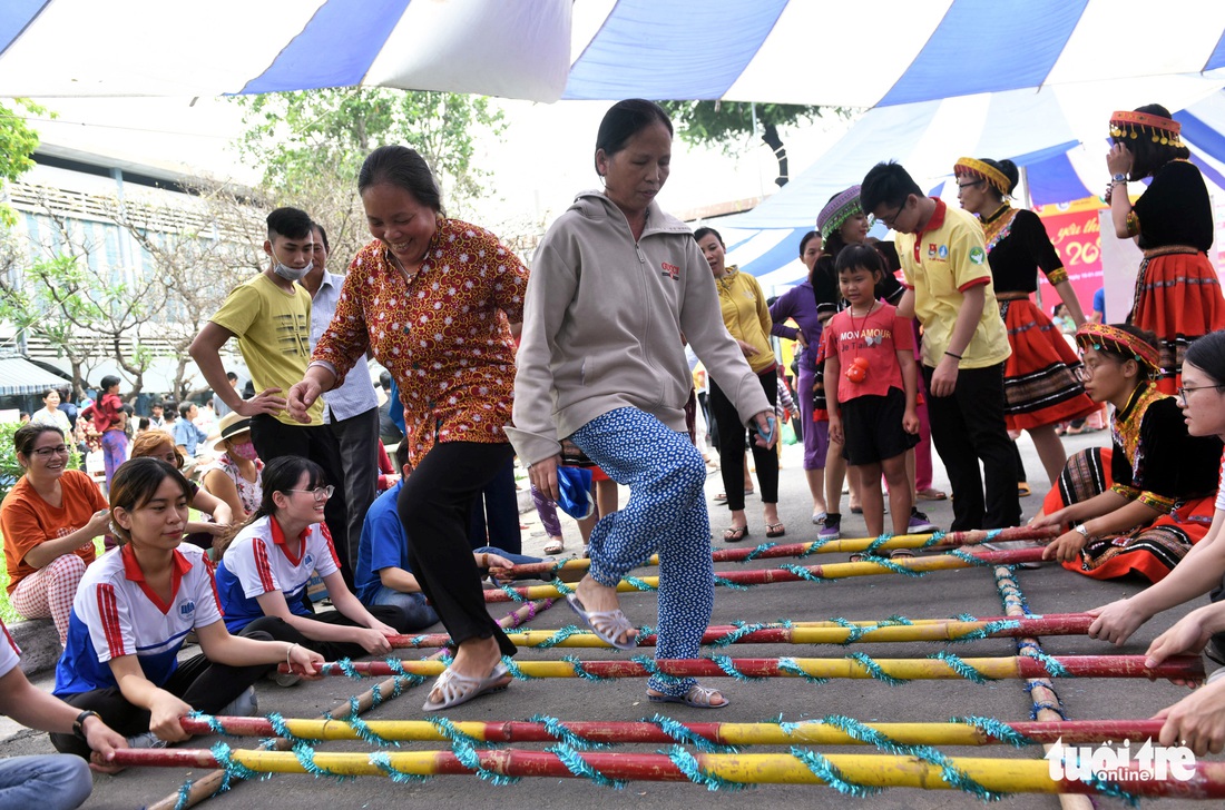 San sẻ Xuân yêu thương ở bệnh viện ung bướu - Ảnh 7.