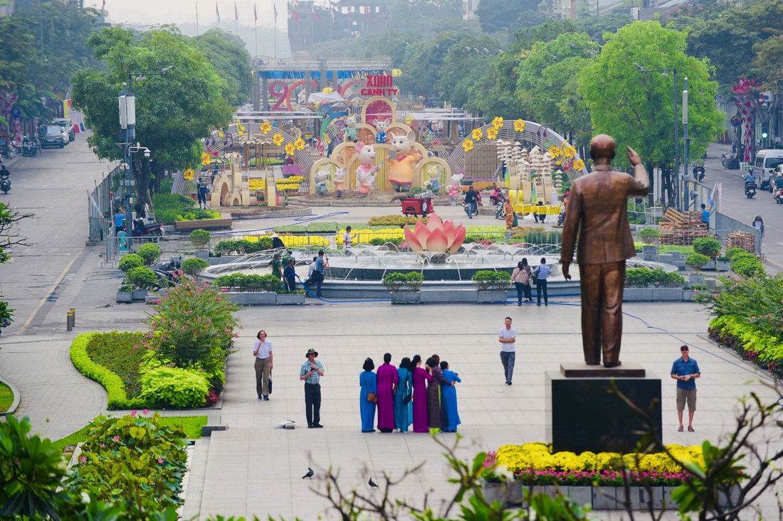 Đường hoa Nguyễn Huệ 2020 dự kiến xong từ 26 Tết - Ảnh 6. Đường hoa Nguyễn Huệ 2020 dự kiến xong từ 26 Tết - Ảnh 6.