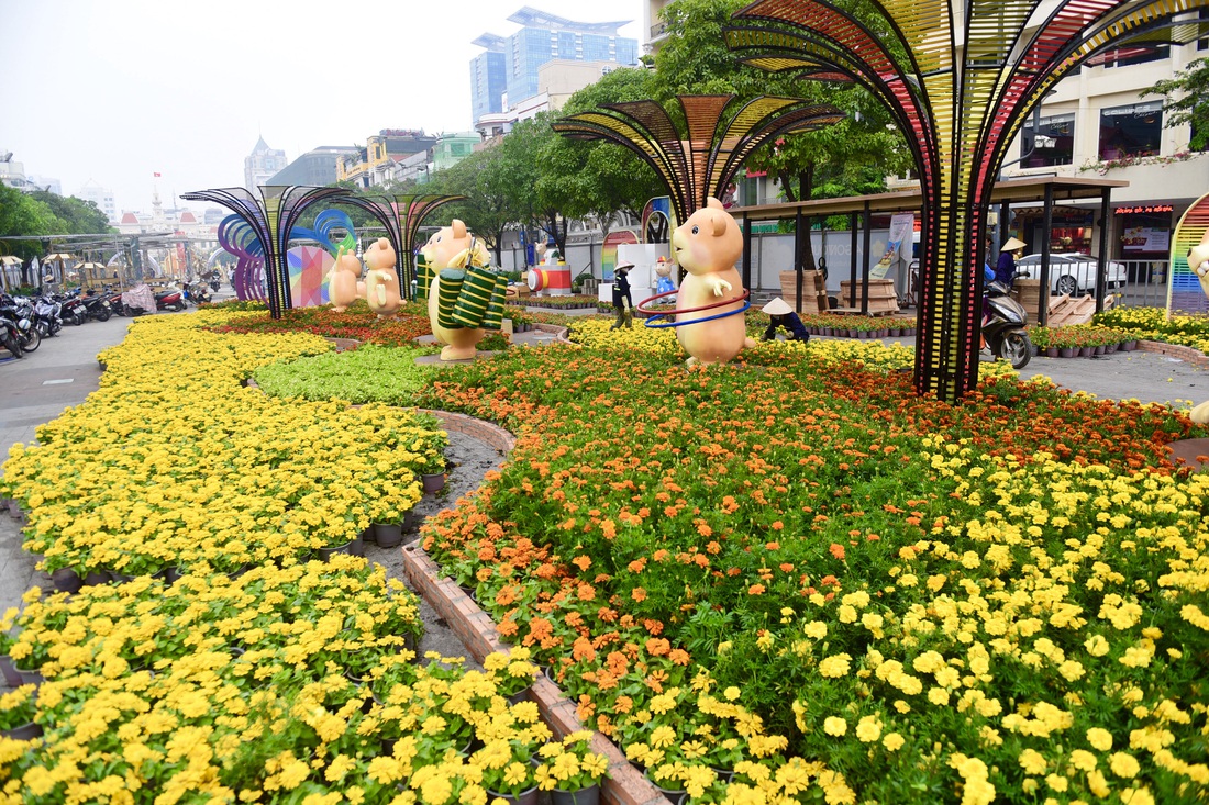 Đường hoa Nguyễn Huệ 2020 dự kiến xong từ 26 Tết - Ảnh 1. Đường hoa Nguyễn Huệ 2020 dự kiến xong từ 26 Tết - Ảnh 1.