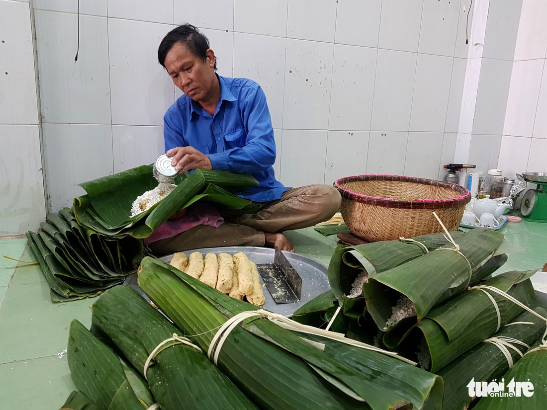 Tiểu đội nông dân Huế ‘cưỡi’ phi cơ vô Sài Gòn gói bánh chưng, bánh tét - Ảnh 1.