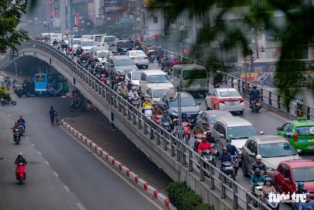 Hà Nội tắc khắp mọi ngả đường chiều 27 tết - Ảnh 4.