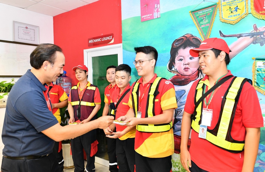 Nữ tỉ phú Vietjet Nguyễn Thị Phương Thảo bất ngờ xuất hiện tại Tân Sơn Nhất - Ảnh 4.