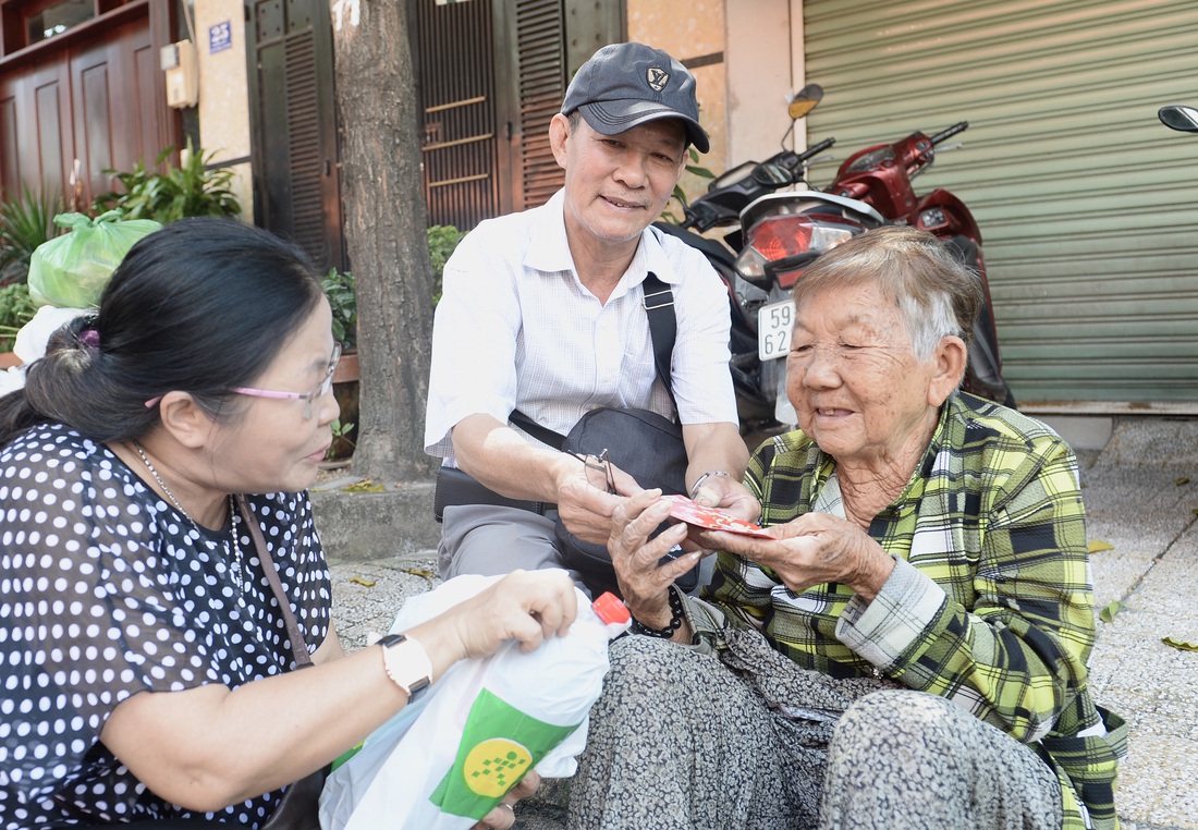 Mang tết đến với những người không có tết - Ảnh 8.