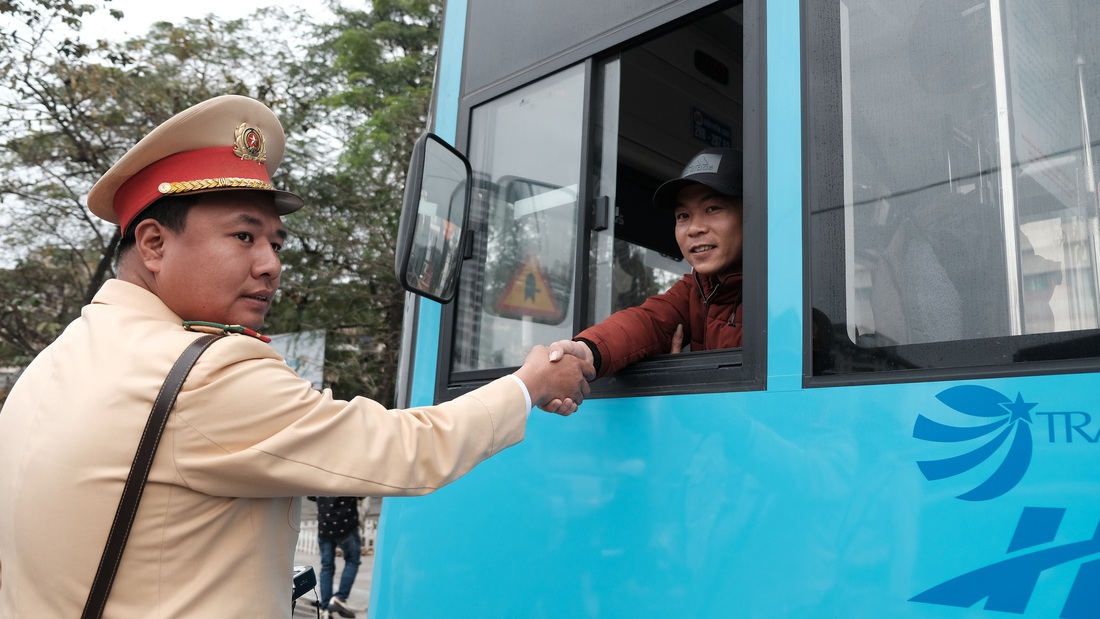 Cảnh sát giao thông ra quân kiểm tra nồng độ cồn ngày tết - Ảnh 7.