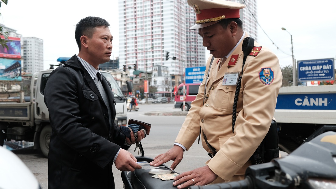 Cảnh sát giao thông ra quân kiểm tra nồng độ cồn ngày tết - Ảnh 6.