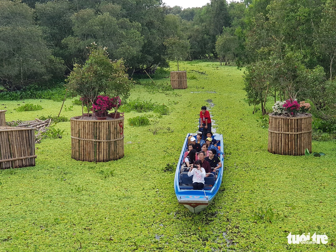 Khách đi cầu Tre dài nhất Việt Nam 10km, mỏi chân thì ăn buffet bánh tét, bánh bò - Ảnh 10.