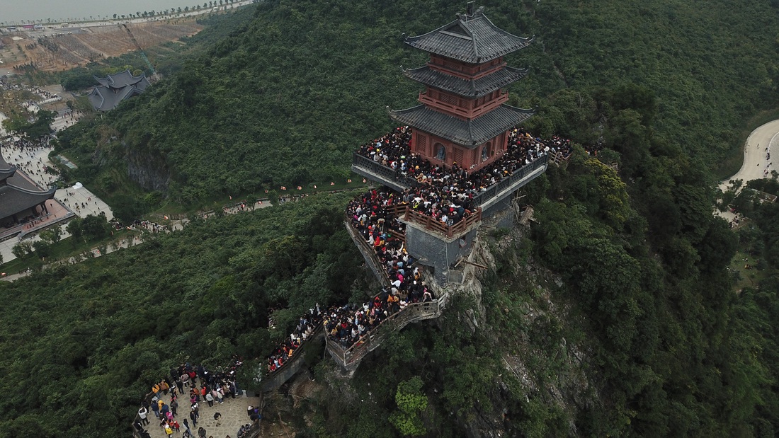 Du khách hài hước đổi tên chùa Tam Chúc thành Chen Chúc vì quá tải - Ảnh 5.