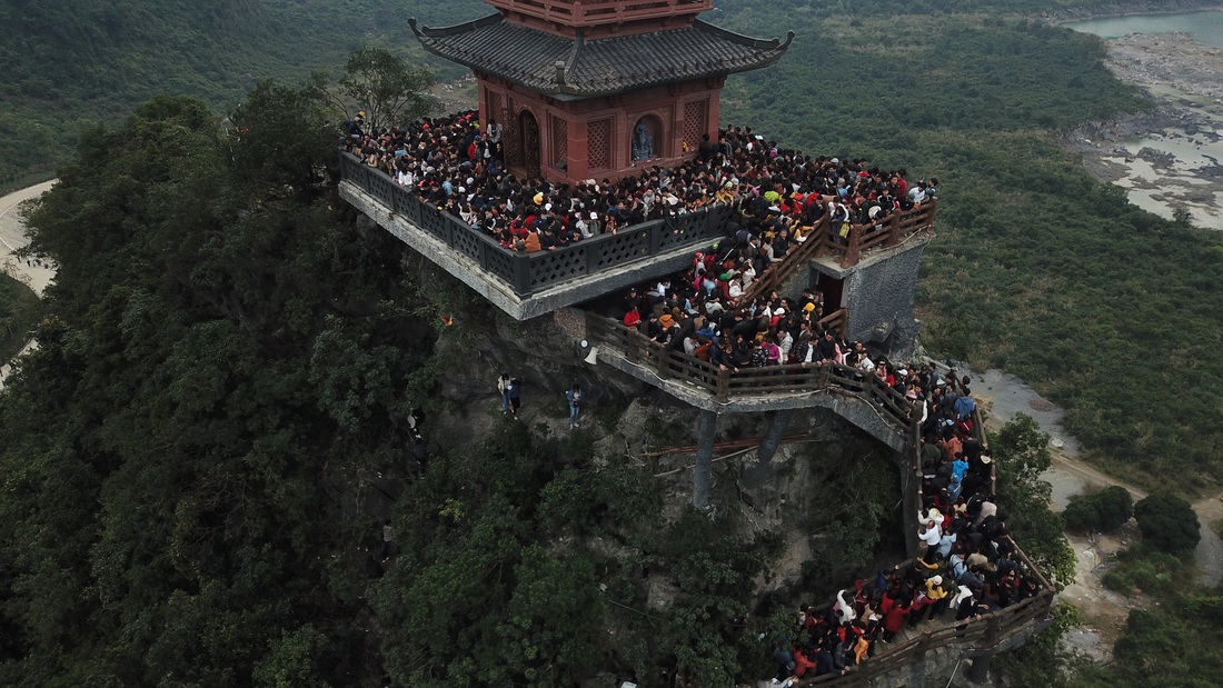 Du khách hài hước đổi tên chùa Tam Chúc thành Chen Chúc vì quá tải - Ảnh 1.