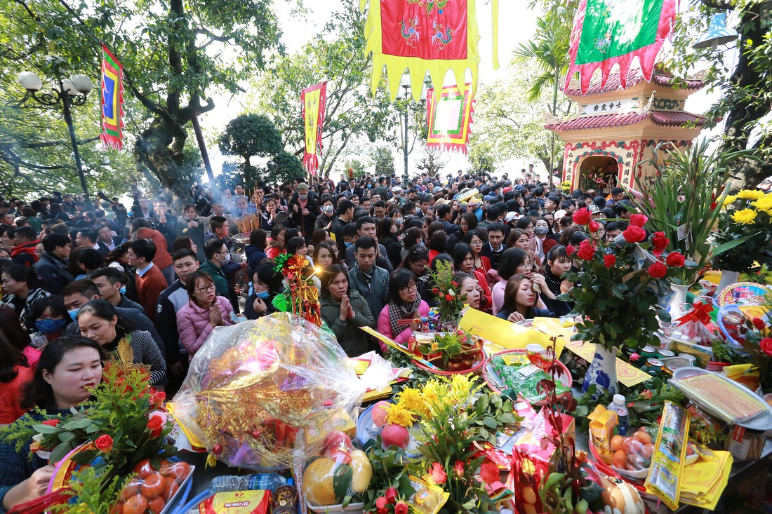 Giữa trưa, dân công sở ùn ùn đi lễ phủ Tây Hồ trong ngày làm đầu tiên sau tết - Ảnh 3.