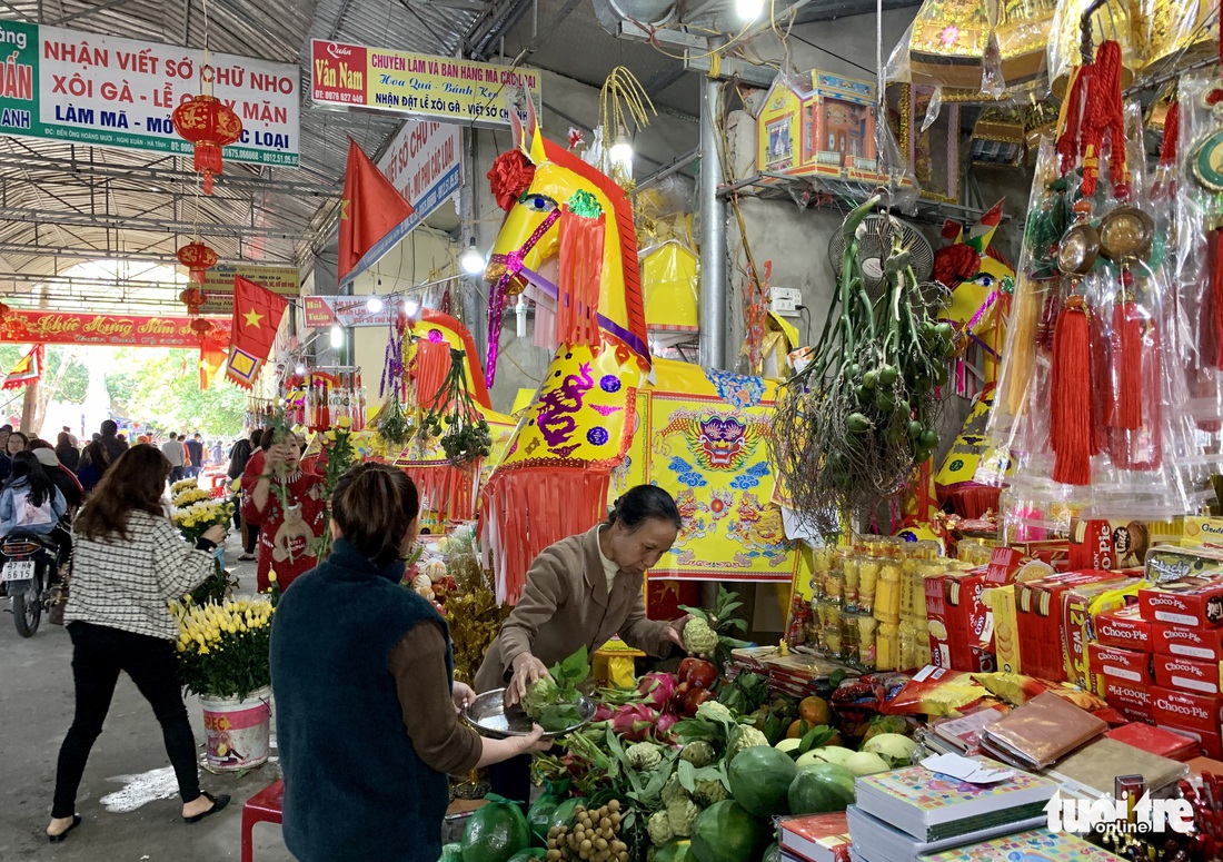 Đi lễ đền ông Hoàng Mười, đền chợ Củi đầu năm: Dân đốt tiền triệu vàng mã - Ảnh 3.