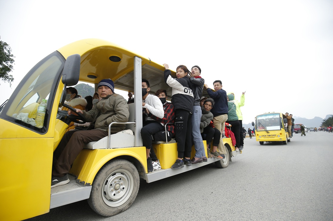 Du khách hài hước đổi tên chùa Tam Chúc thành Chen Chúc vì quá tải - Ảnh 3.