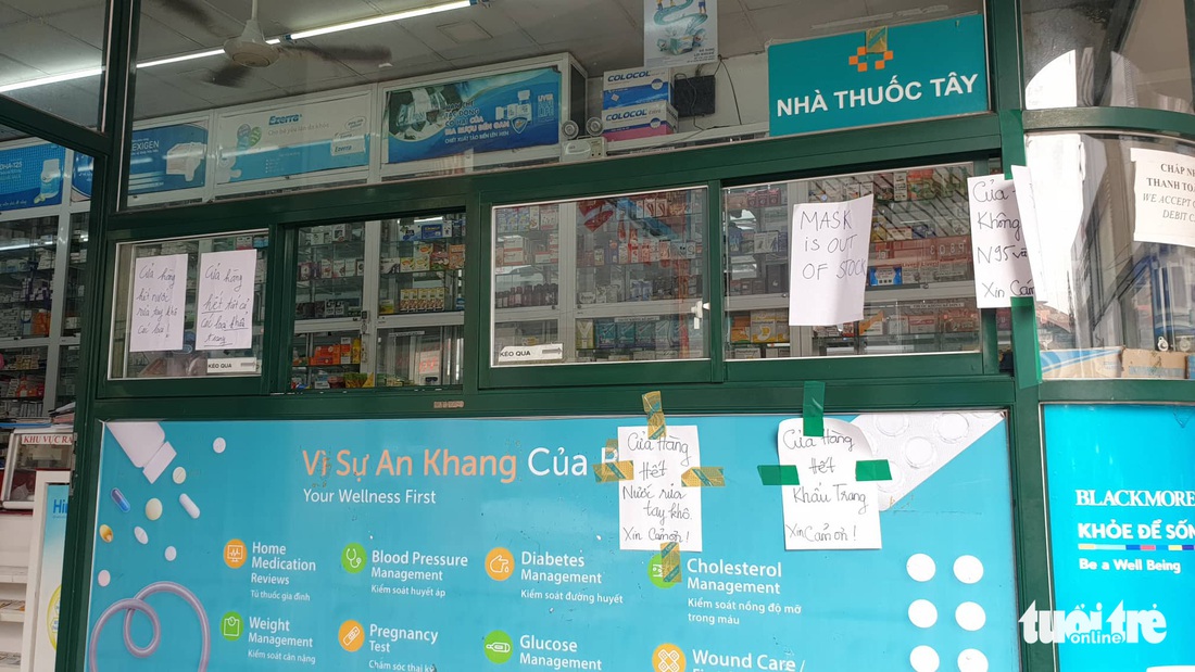 Khẩu trang y tế, nước rửa tay loạn giá, cháy hàng vì virus corona - Ảnh 1.