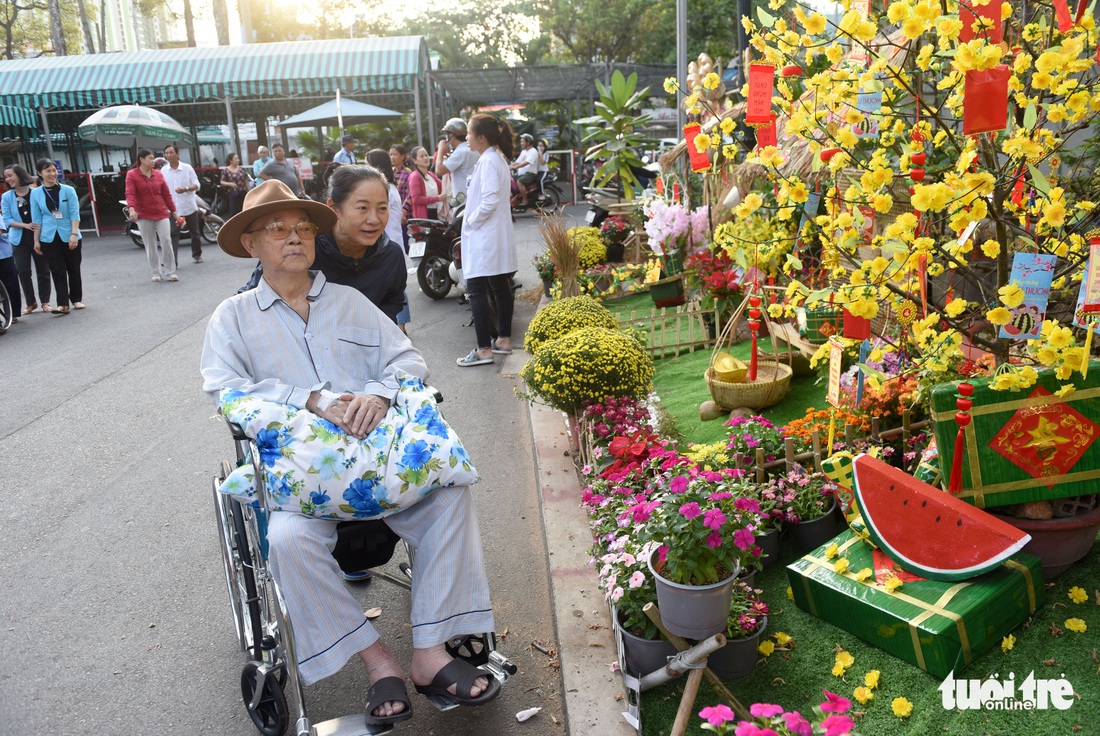 Đường hoa xuân cho bệnh nhân ở Bệnh viện Chợ Rẫy - Ảnh 1.