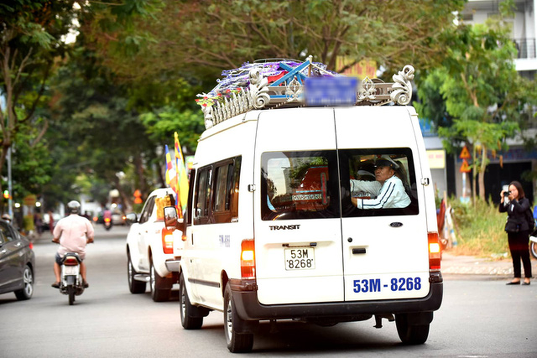 Vợ Nguyễn Chánh Tín đau buồn tiễn đưa chồng về nơi an nghỉ - Ảnh 10.