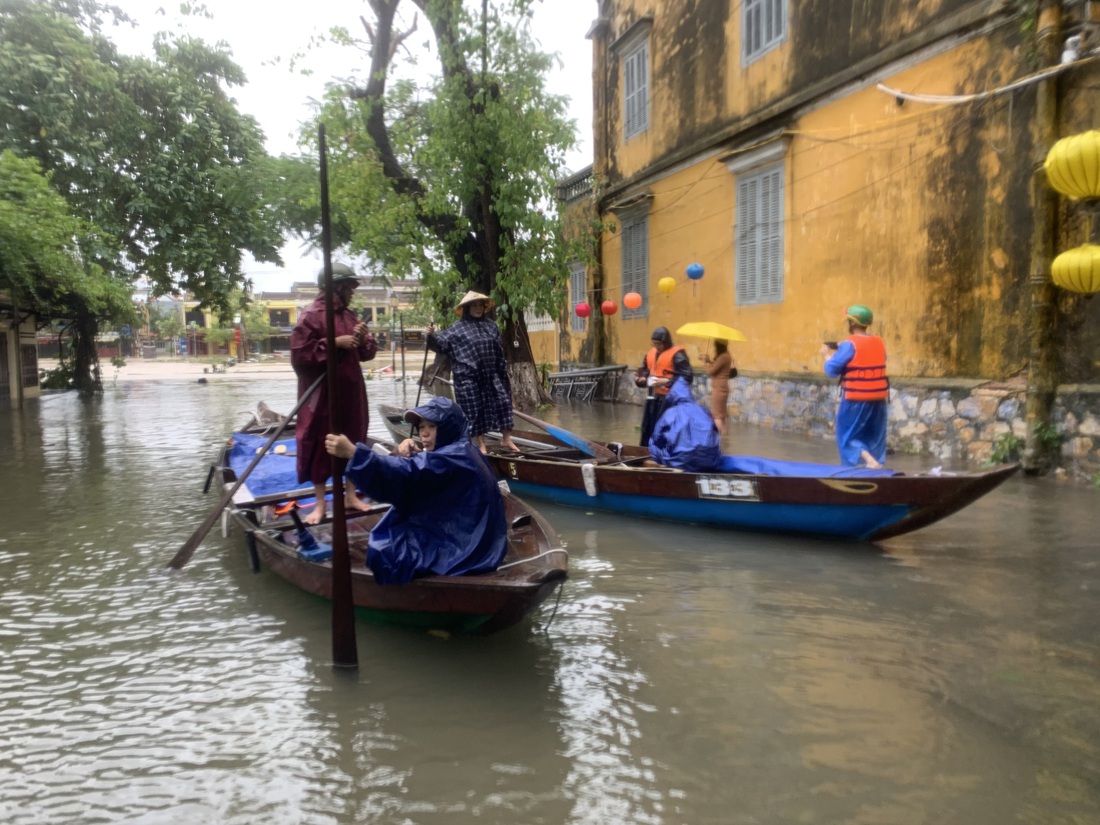 Bất ngờ với tour du lịch dạo phố cổ bằng ghe thăm Hội An mùa nước lũ - Ảnh 1.