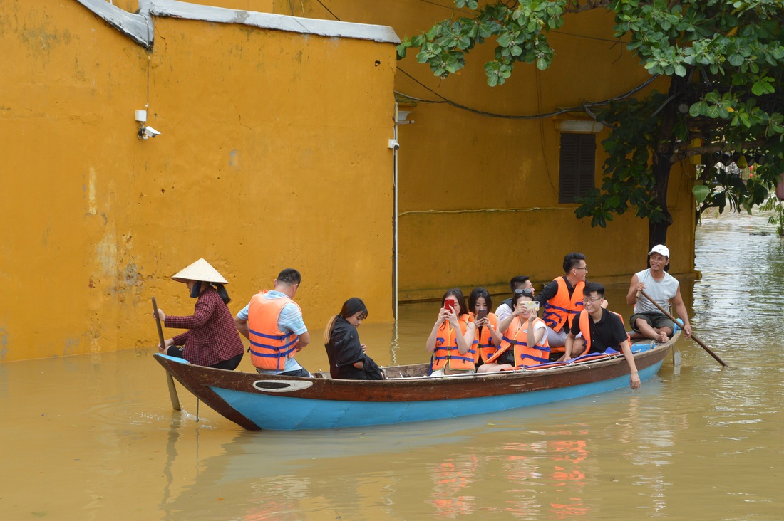 Bất ngờ với tour du lịch dạo phố cổ bằng ghe thăm Hội An mùa nước lũ - Ảnh 3.