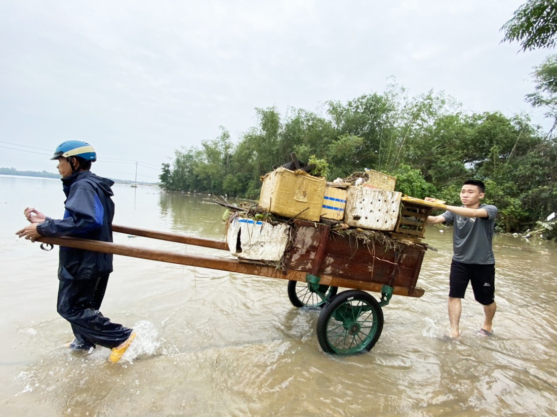 Ngổn ngang sau lũ, dân nhìn tủ lạnh, máy giặt, lúa gạo ướt đẫm mà ứa nước mắt - Ảnh 9.