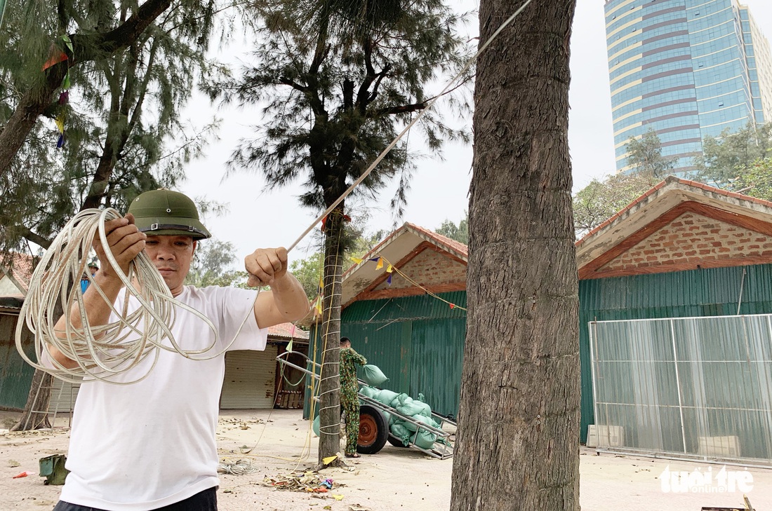 Hối hả tạo hào tránh sóng chống bão số 7 trên biển Cửa Lò - Ảnh 7.