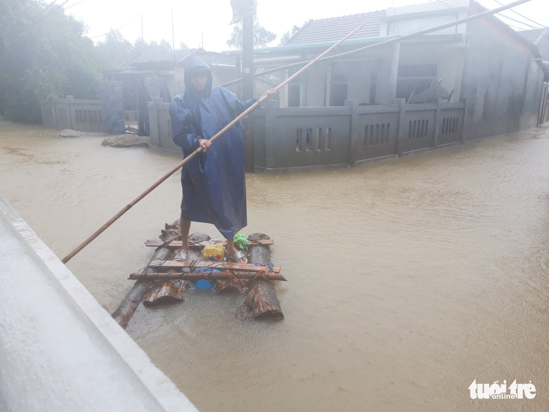 Bình nước, thùng xốp, vỏ tủ lạnh… thành thuyền bè tránh lũ - Ảnh 4.