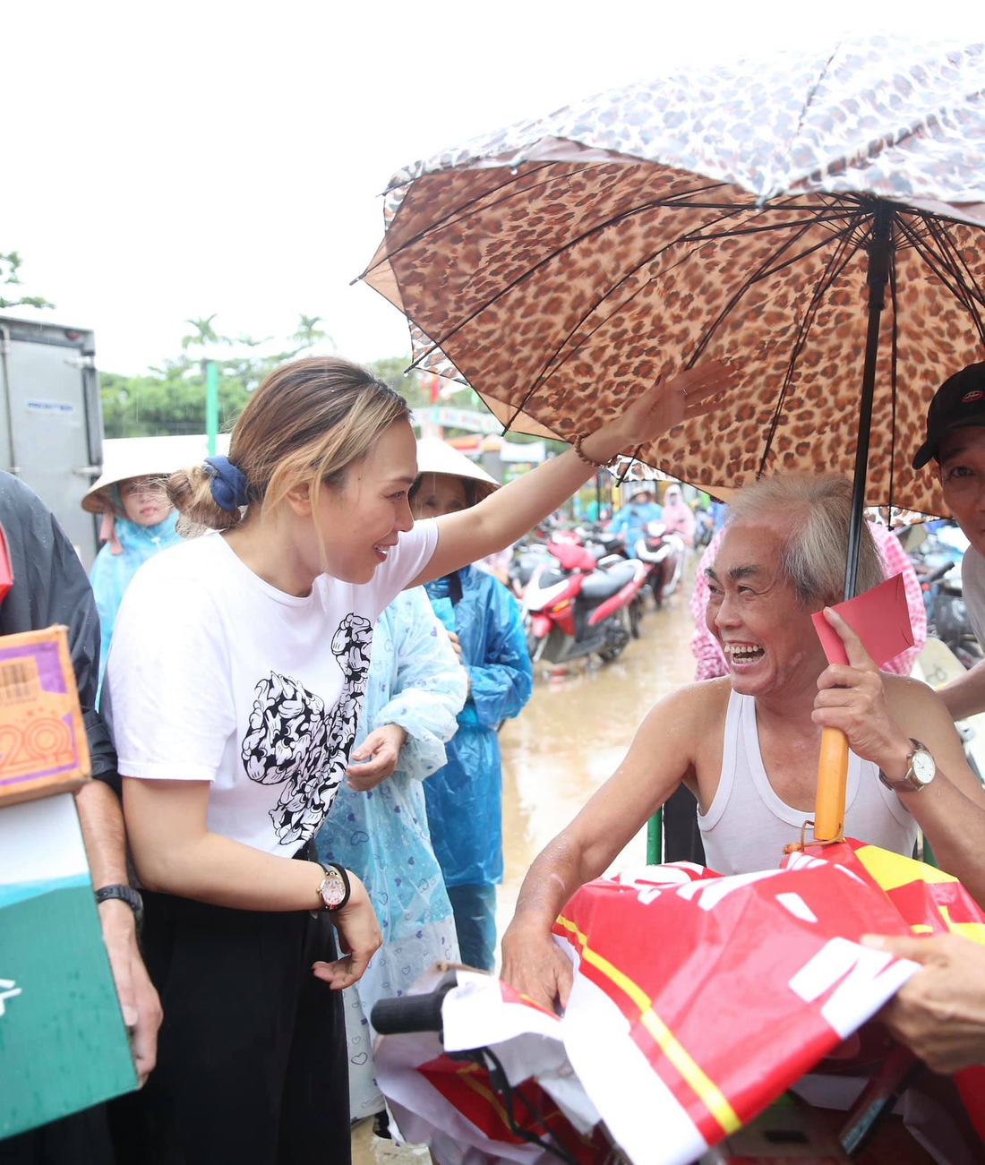 Thủy Tiên tiếp tục lội nước đi cứu trợ, Mỹ Tâm vượt mưa lớn đi trao quà - Ảnh 10.