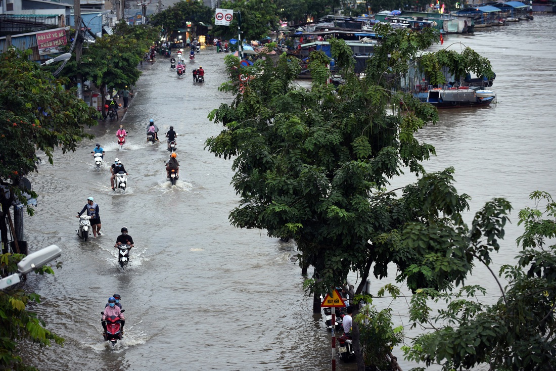 Triều cường TP.HCM đạt đỉnh 1,7m, mênh mông không biết đâu bờ đâu kênh - Ảnh 7.