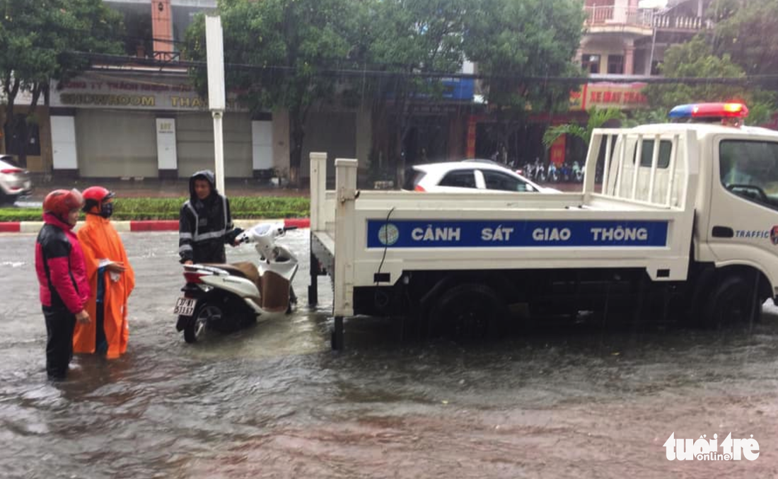 Hồ thủy lợi, thủy điện đồng loạt xả tràn, dân Hà Tĩnh chạy lụt - Ảnh 8.