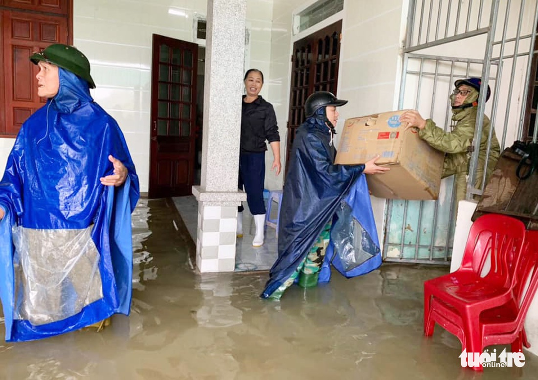 Hồ thủy lợi, thủy điện đồng loạt xả tràn, dân Hà Tĩnh chạy lụt - Ảnh 6.