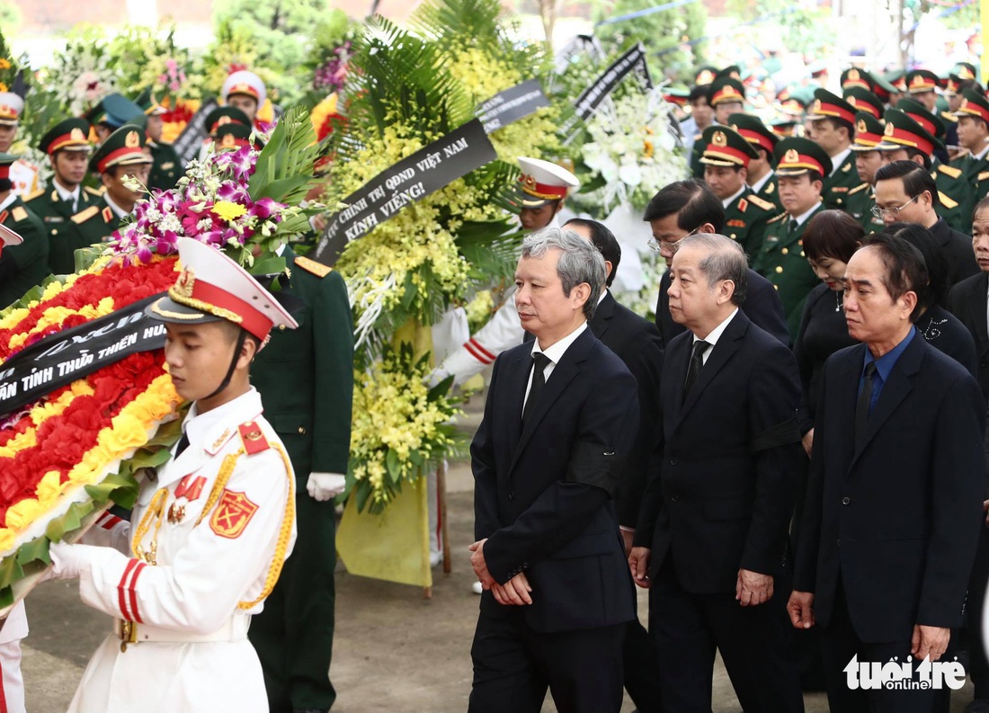 Hàng ngàn người vĩnh biệt, đưa linh cữu 13 chiến sĩ, cán bộ về quê nhà - Ảnh 19.