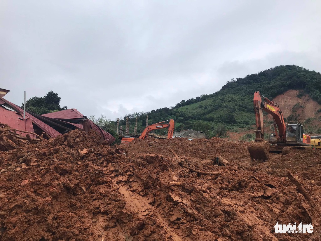 Vụ sạt lở núi vùi lấp 22 người: Đã tìm thấy toàn bộ thi thể cán bộ, chiến sĩ - Ảnh 7.