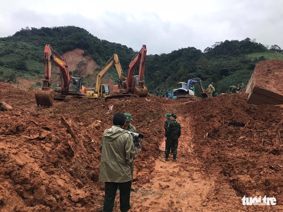 Vụ sạt lở núi vùi lấp 22 người: Đã tìm thấy toàn bộ thi thể cán bộ, chiến sĩ - Ảnh 8.