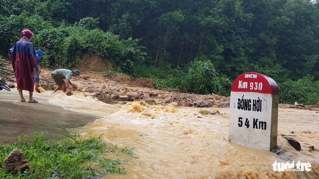 Thị trấn Phong Nha bị nhấn chìm trong lũ - Ảnh 18.