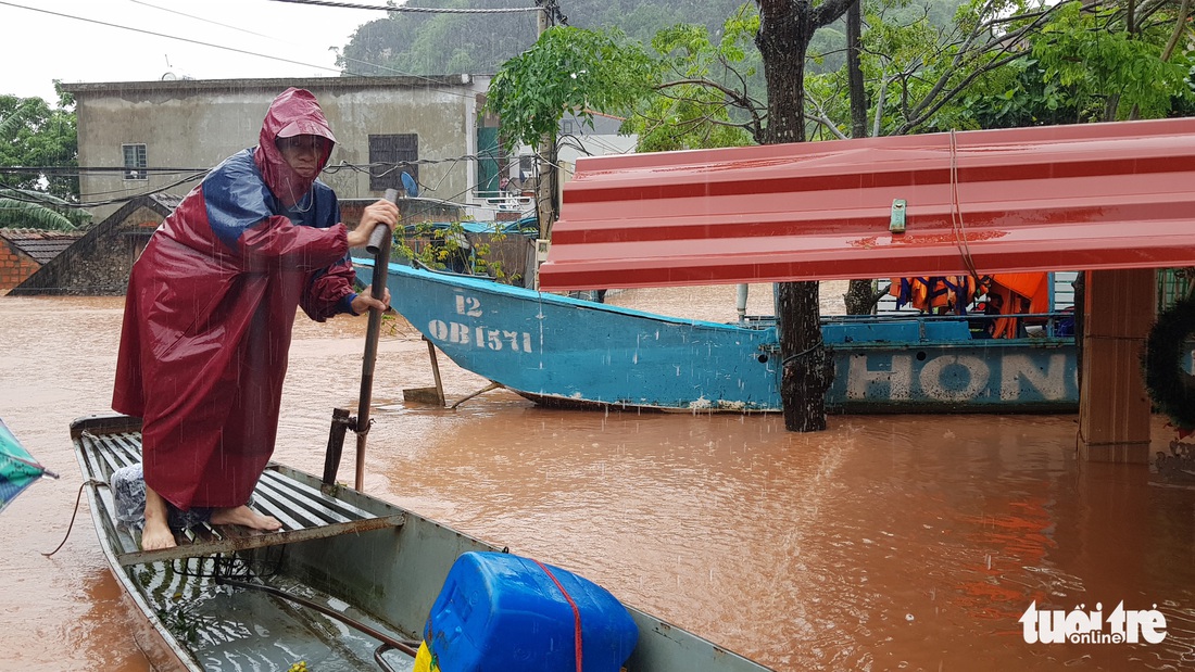 Thị trấn Phong Nha bị nhấn chìm trong lũ - Ảnh 14.