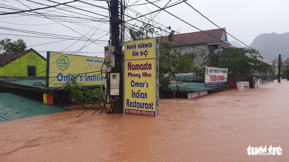 Thị trấn Phong Nha bị nhấn chìm trong lũ - Ảnh 5.