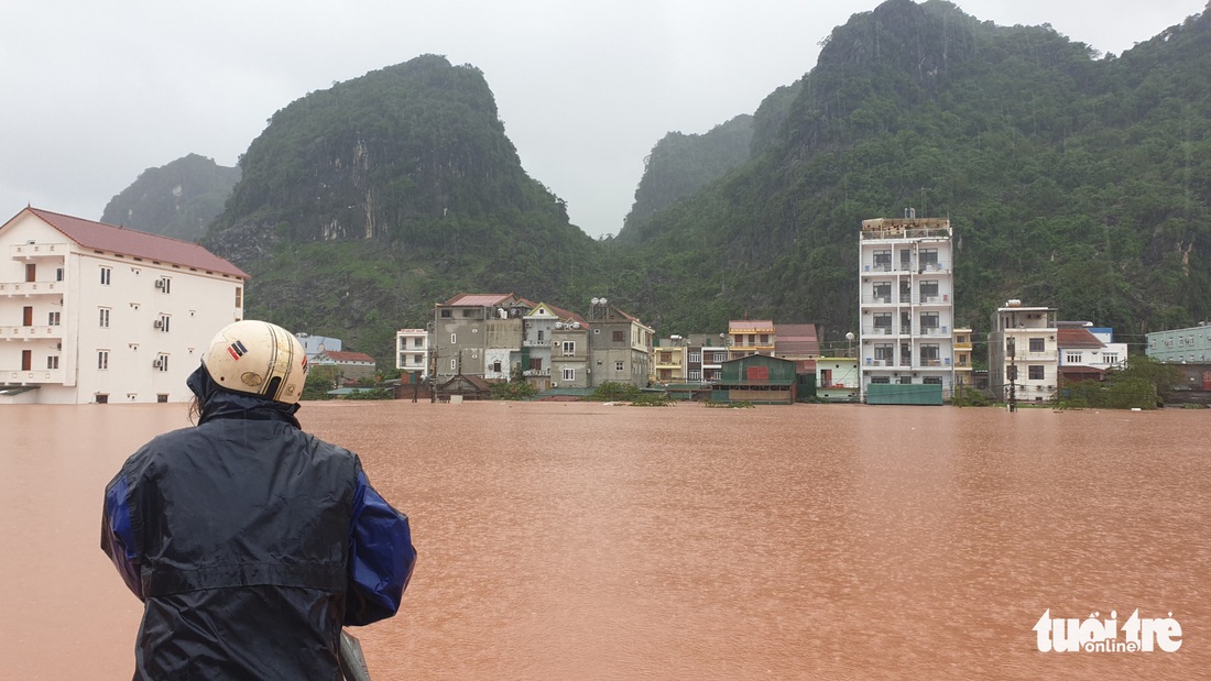 Thị trấn Phong Nha bị nhấn chìm trong lũ - Ảnh 2.