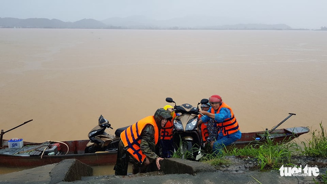 Nước lên nhanh có chỗ 3 mét, dân Quảng Bình tất tả chạy lũ - Ảnh 11.