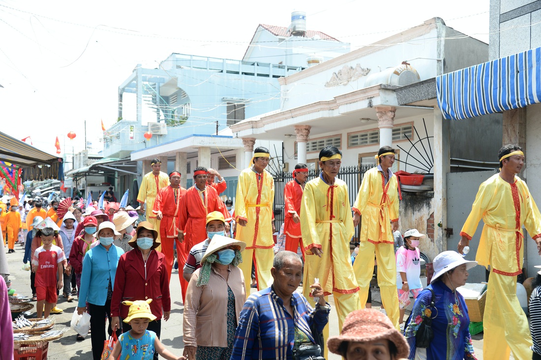 Hàng trăm tàu thuyền dự lễ hội Nghinh Ông - Ảnh 9.